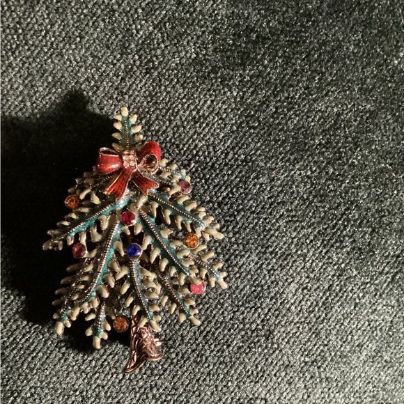 Avon vintage 2004 Annual Christmas Brooch, pine bough Christmas tree - Picture 3 of 3